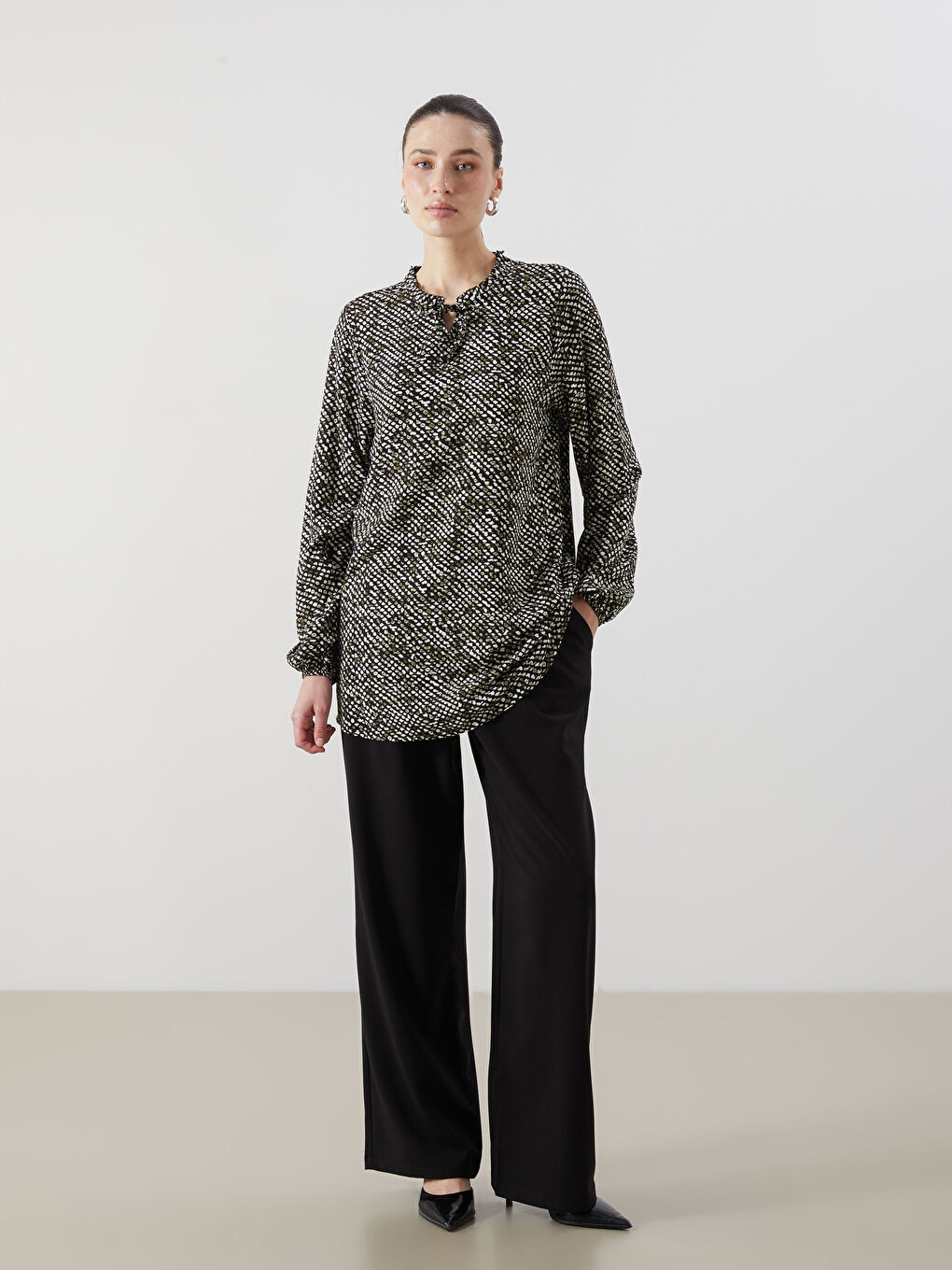 Siyah Bağlamalı Yaka Desenli Bluz-1