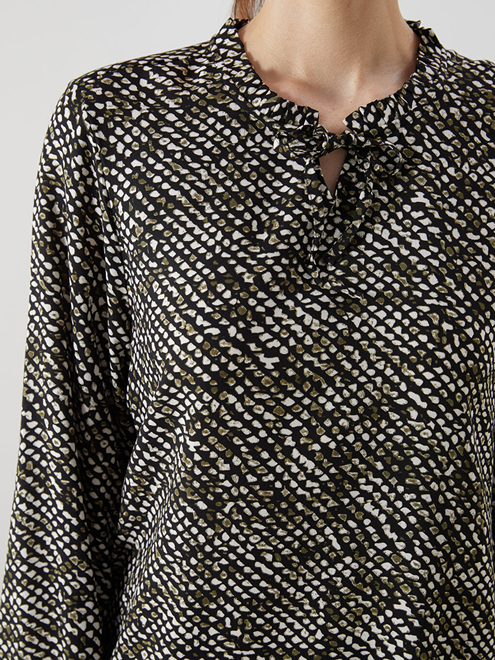 Siyah Bağlamalı Yaka Desenli Bluz-2