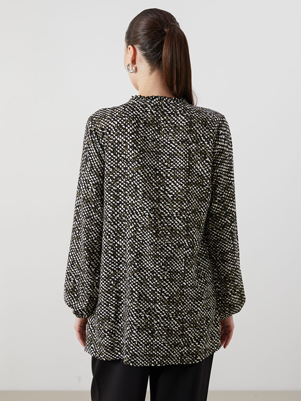 Siyah Bağlamalı Yaka Desenli Bluz-3