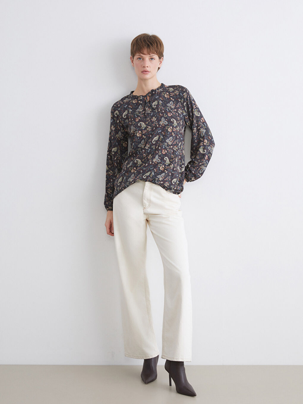 Siyah Bağlamalı Yaka Çiçekli Bluz-1