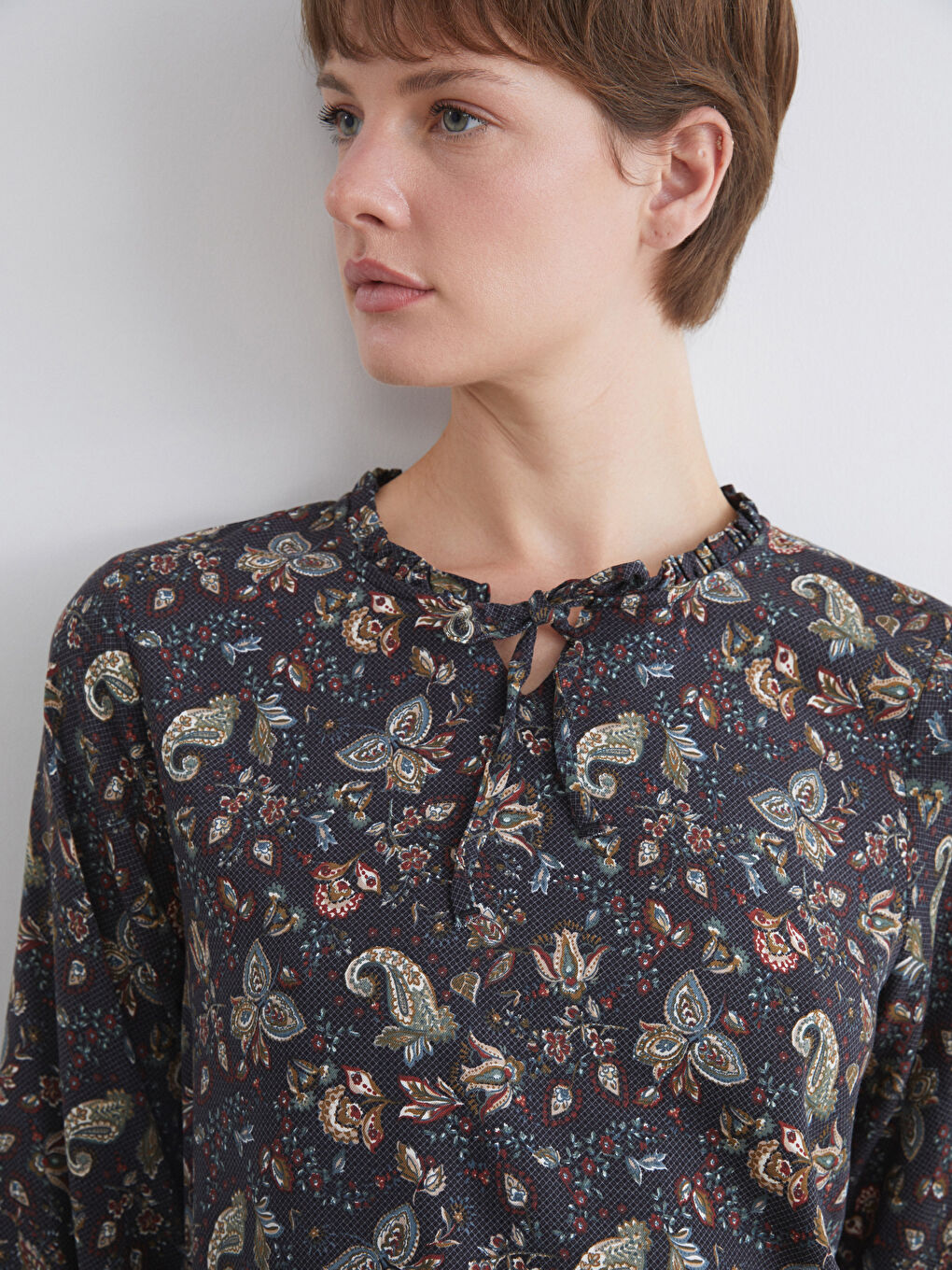 Siyah Bağlamalı Yaka Çiçekli Bluz-2