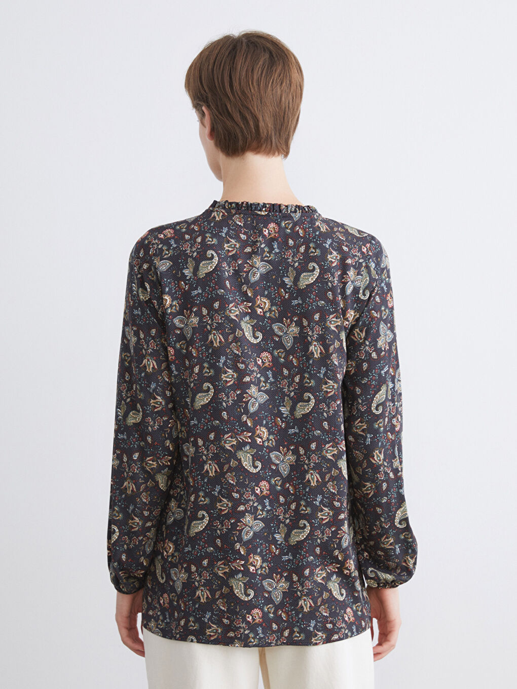 Siyah Bağlamalı Yaka Çiçekli Bluz-3