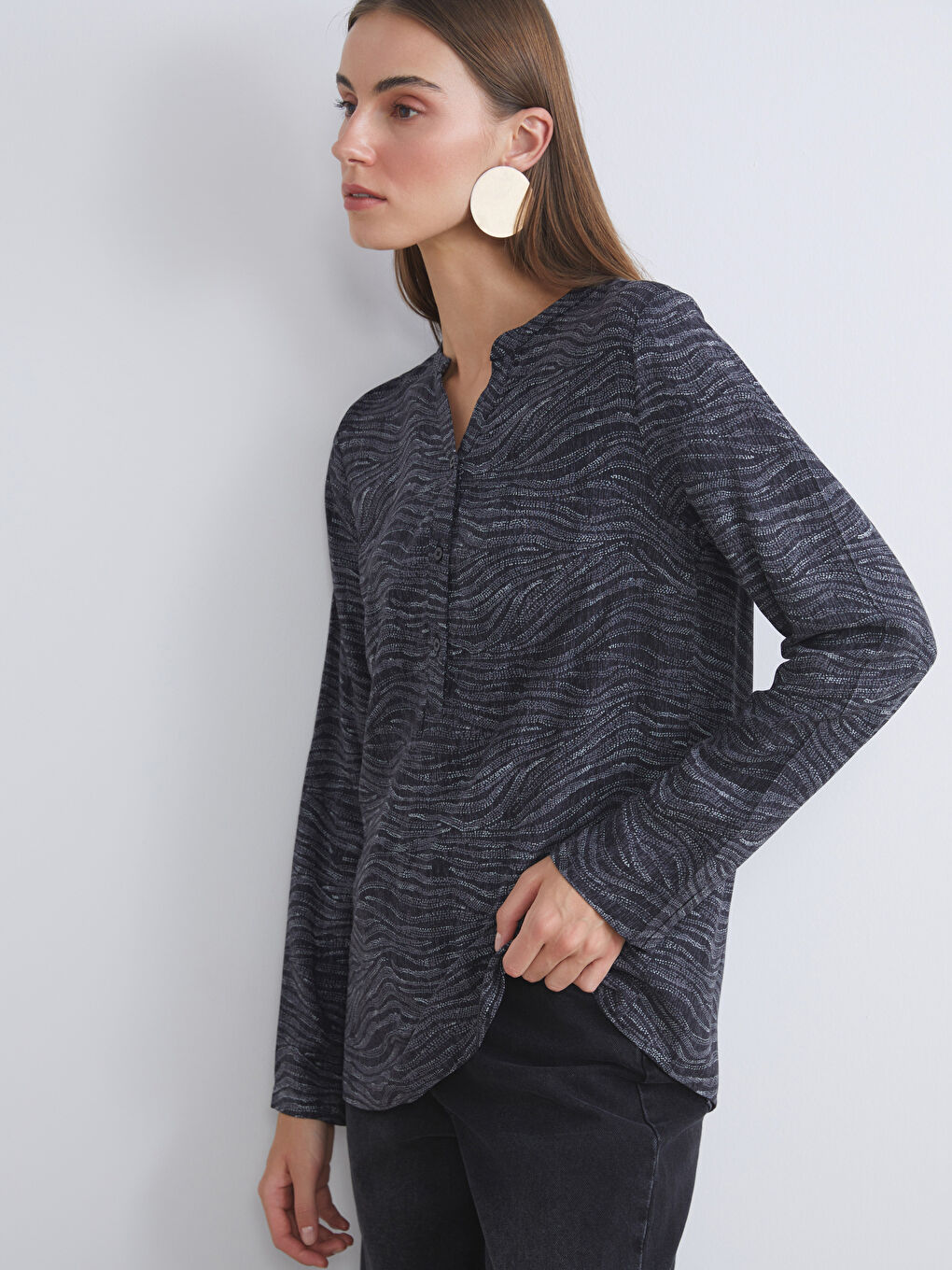 Siyah Kaçık Yaka Desenli Bluz