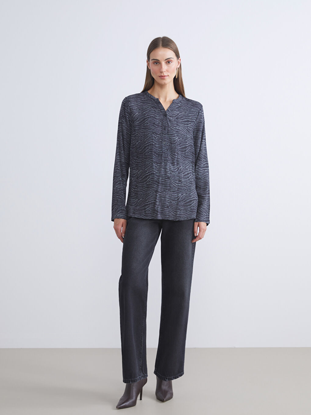 Siyah Kaçık Yaka Desenli Bluz-1