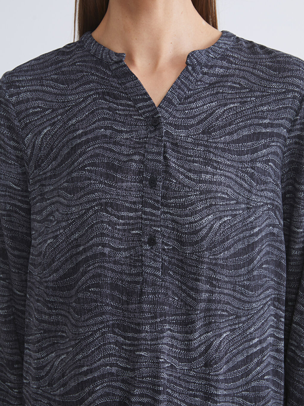 Siyah Kaçık Yaka Desenli Bluz-2