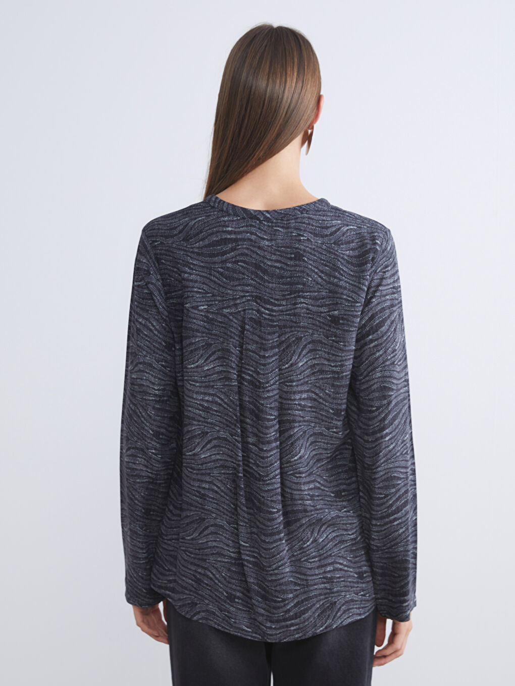 Siyah Kaçık Yaka Desenli Bluz-3