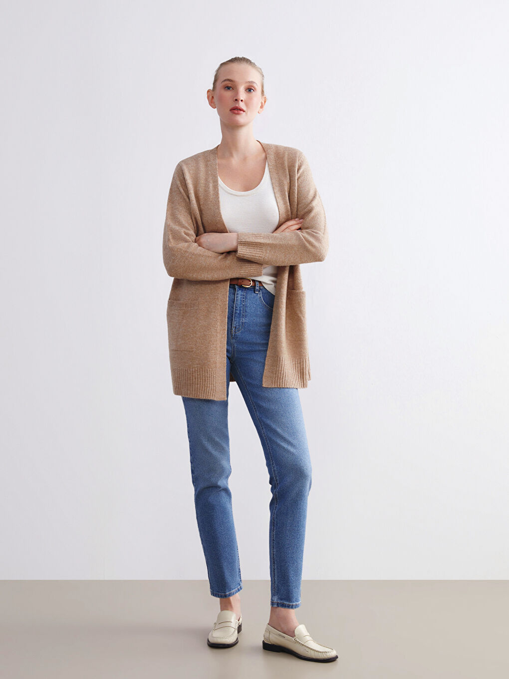 İndigo Beli Kemerli Mom Fit Kadın Jean Pantolon