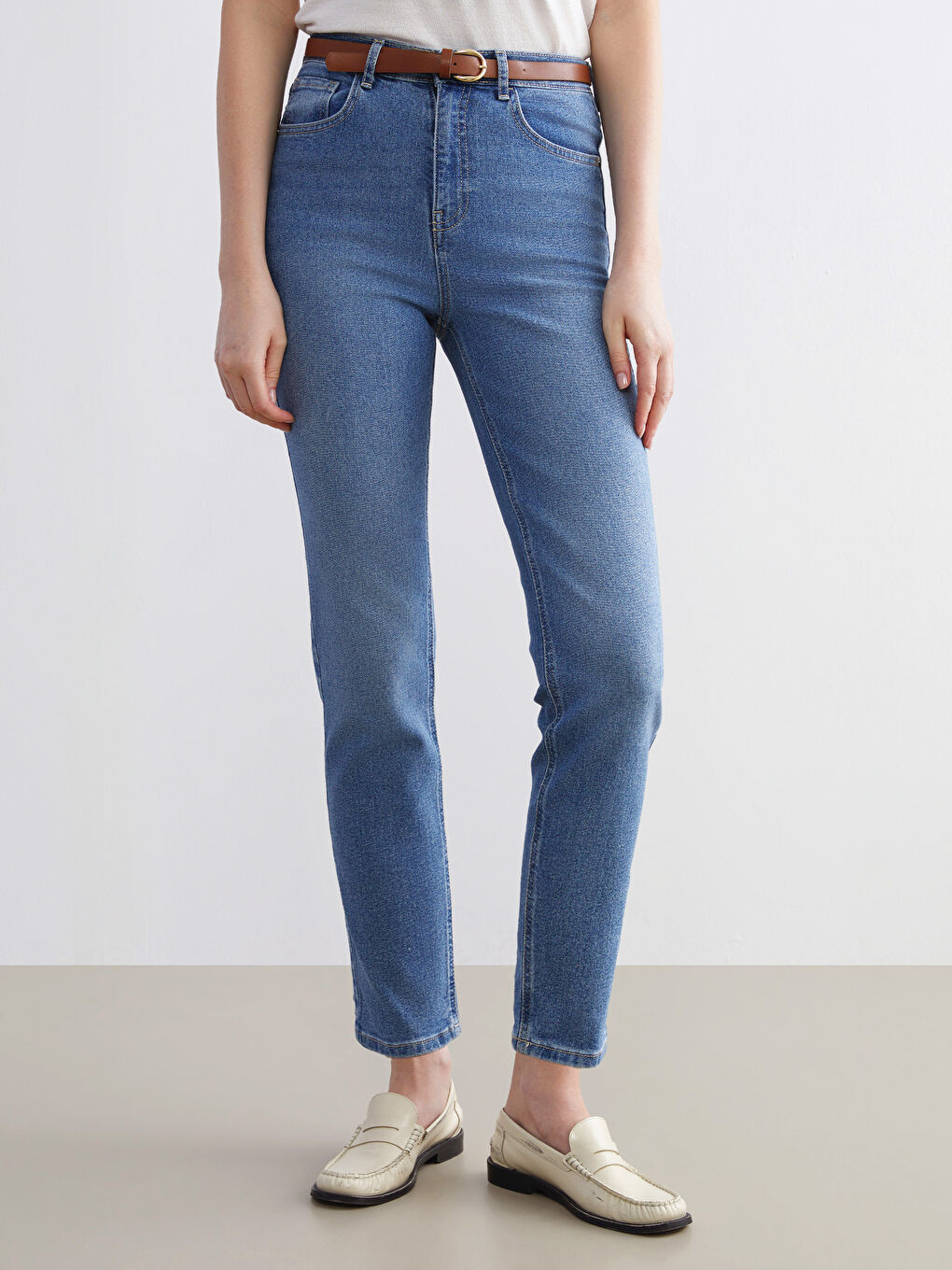 İndigo Beli Kemerli Mom Fit Kadın Jean Pantolon-1