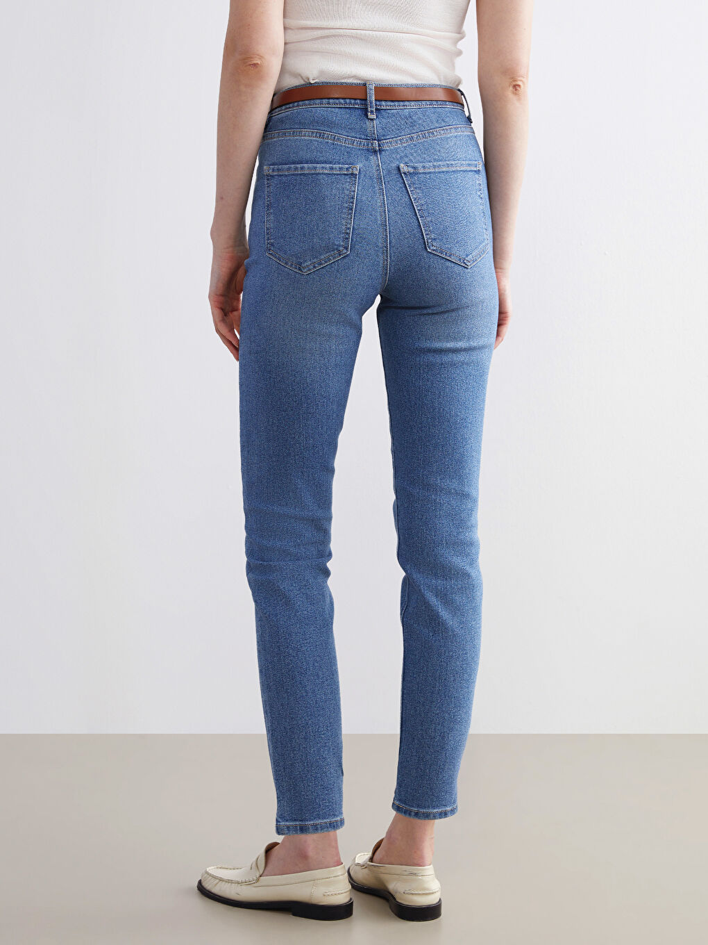 İndigo Beli Kemerli Mom Fit Kadın Jean Pantolon-3