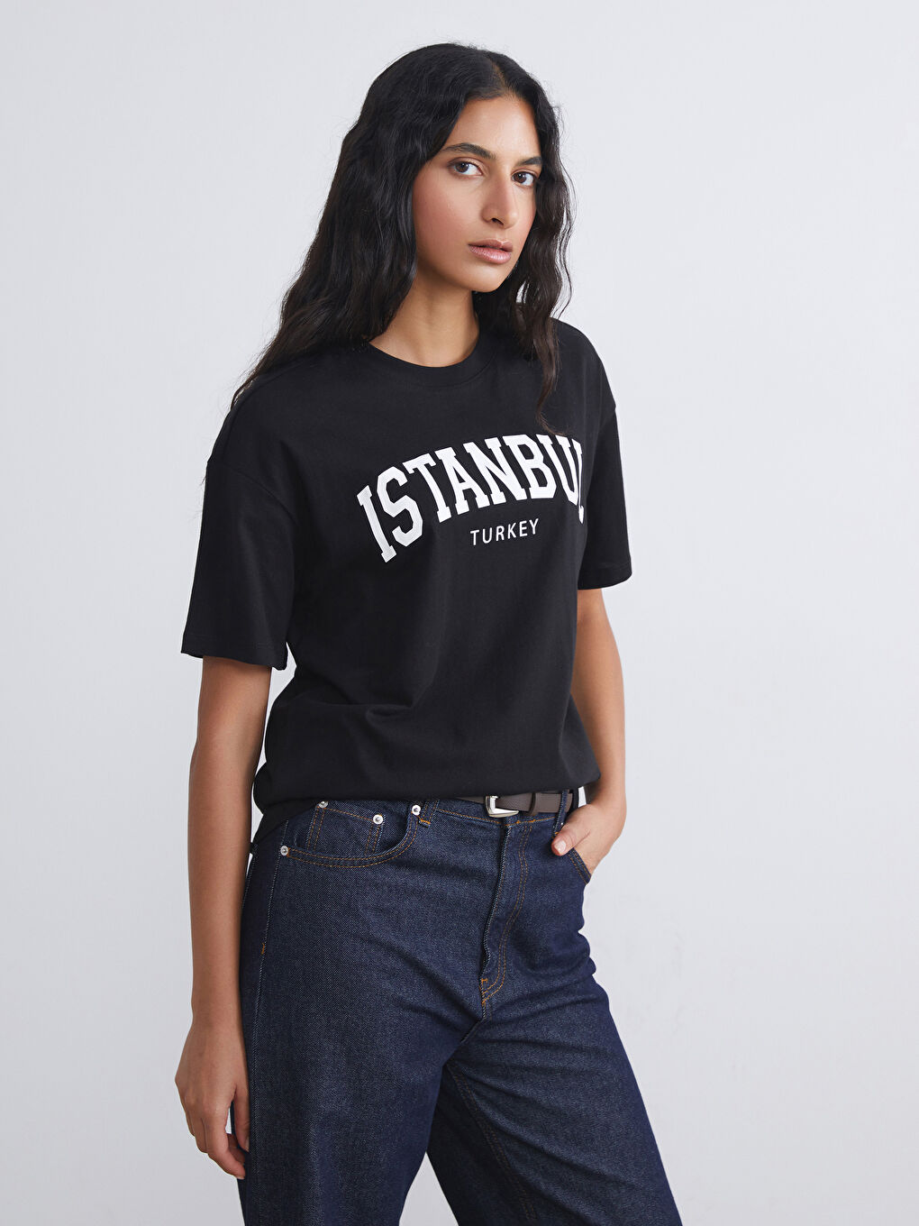 Siyah Bisiklet Yaka İstanbul Baskılı Kadın Tişört