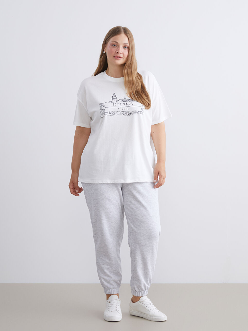 Beyaz Bisiklet Yaka İstanbul Baskılı Kadın Tişört-1