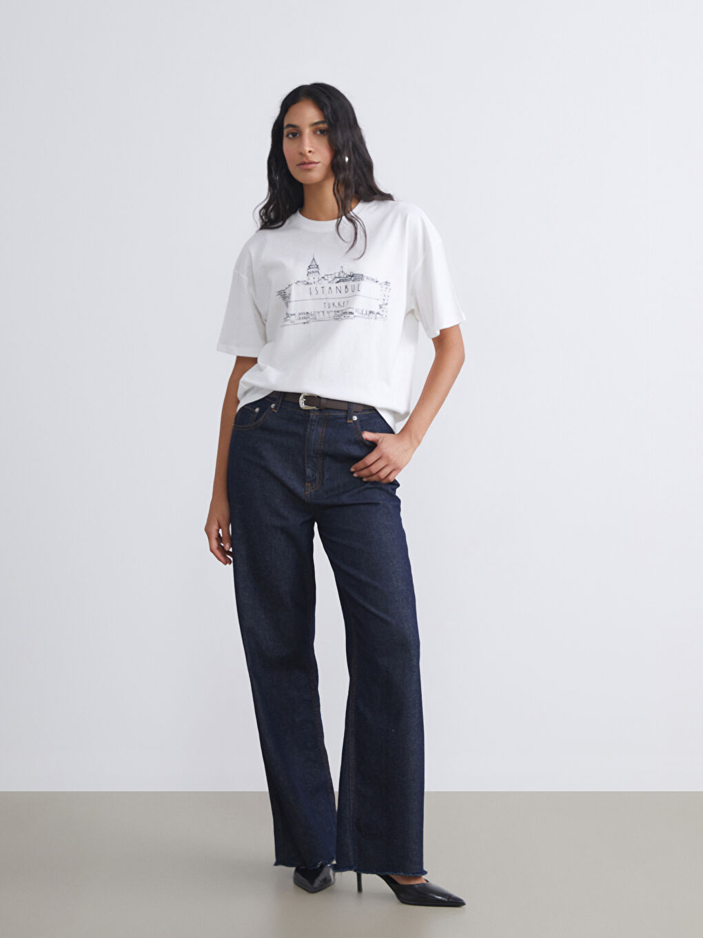 Beyaz Bisiklet Yaka İstanbul Baskılı Kadın Tişört-2