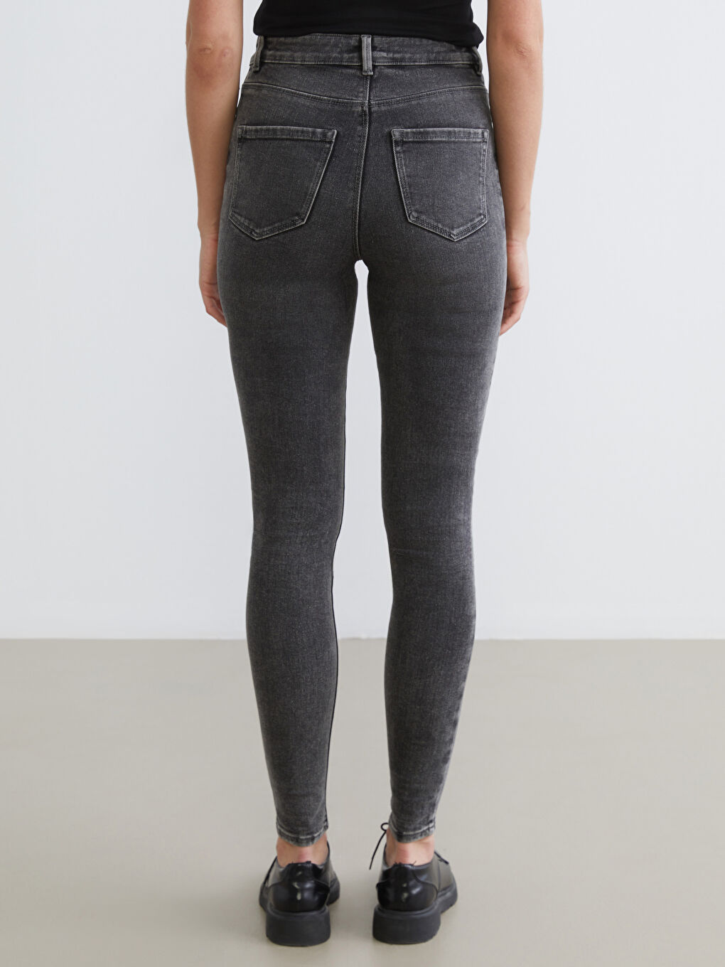 Žena SIVA Traperice-3