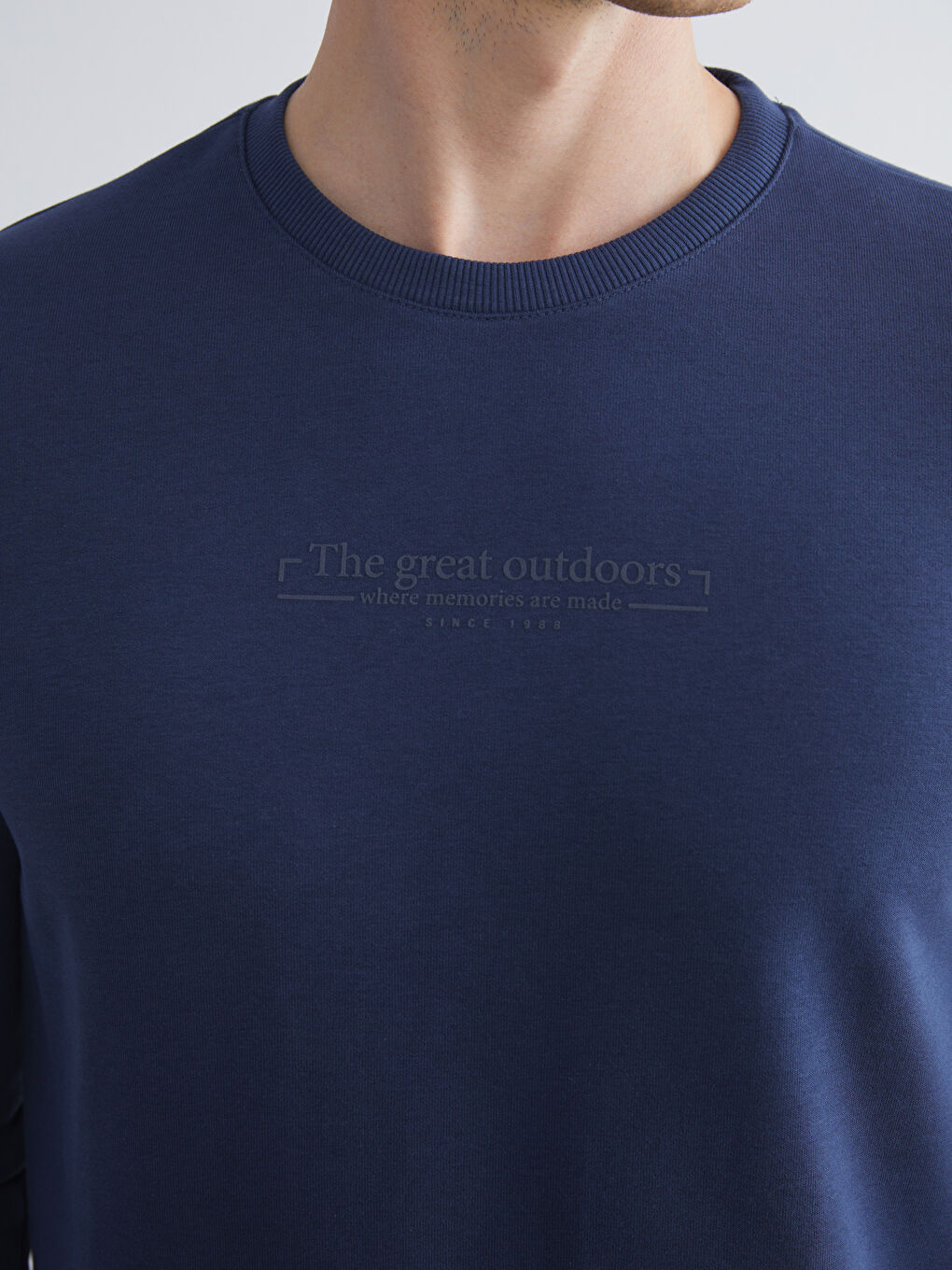 سويت شيرت تخين مطبوع بياقة دائرية للرجال-2