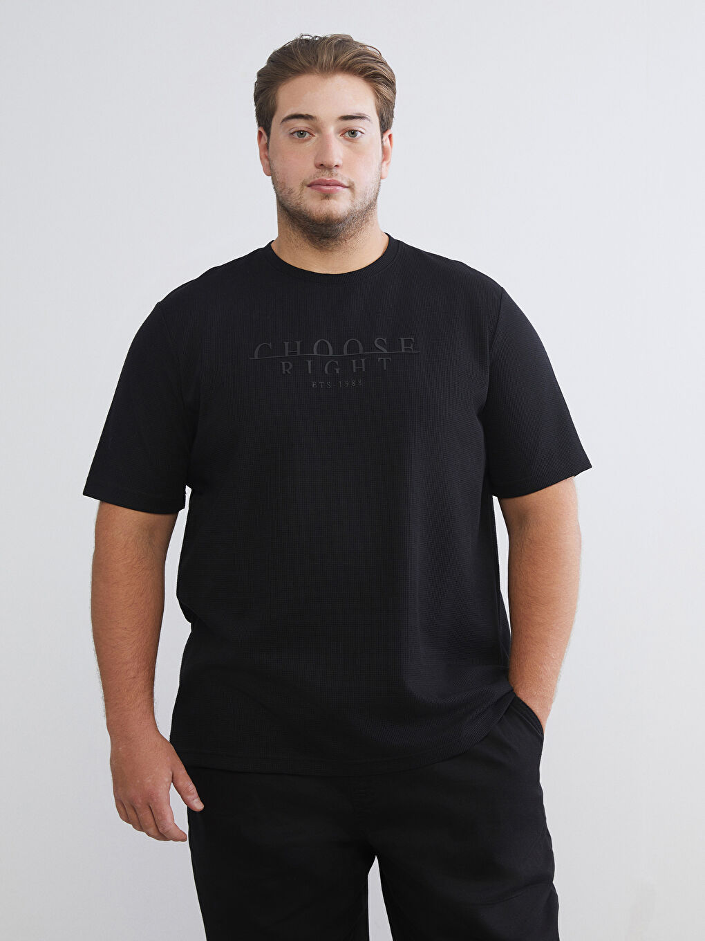 Siyah Bisiklet Yaka Baskılı Erkek Tişört-1