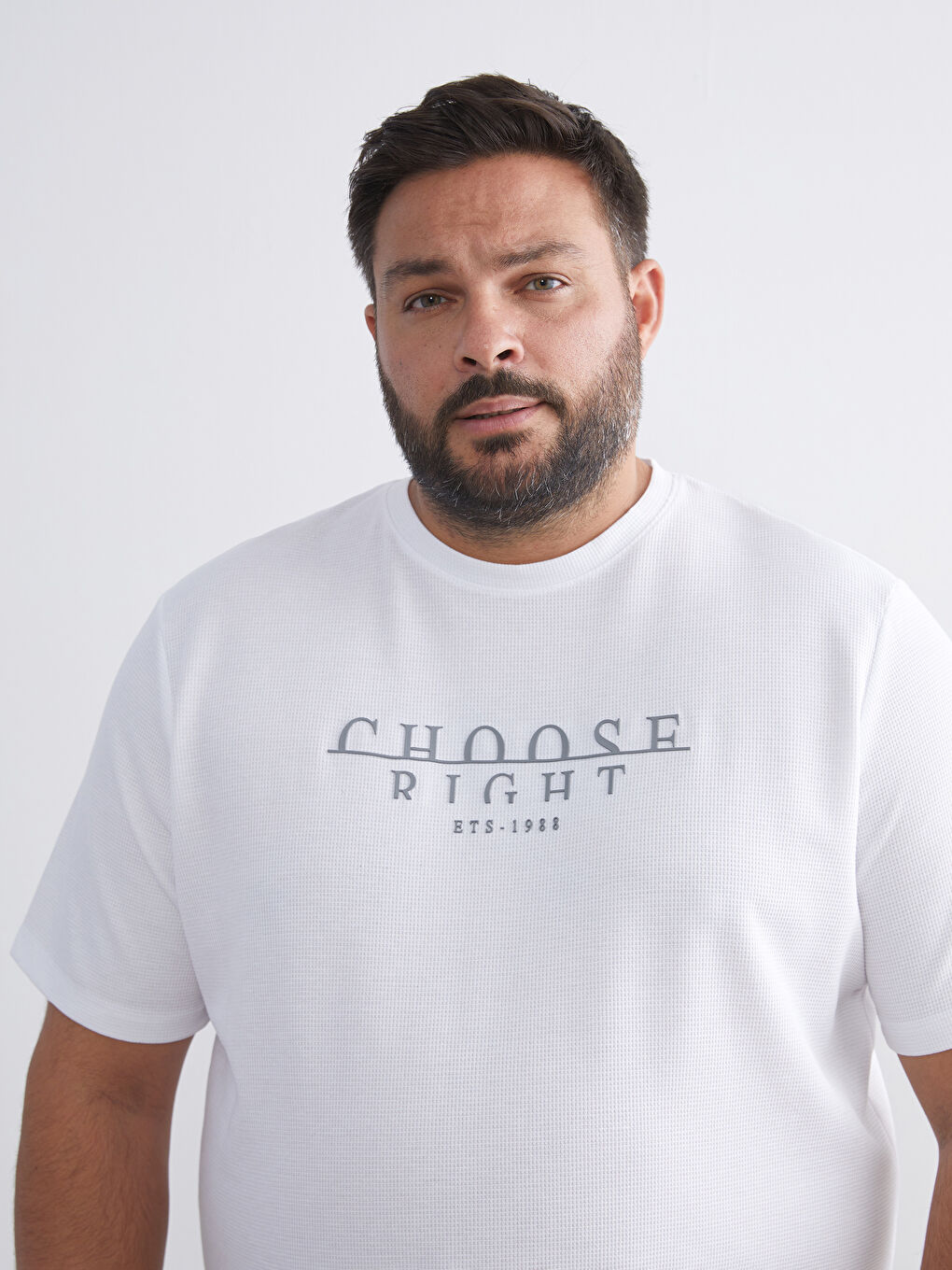 Beyaz Bisiklet Yaka Baskılı Erkek Tişört-1