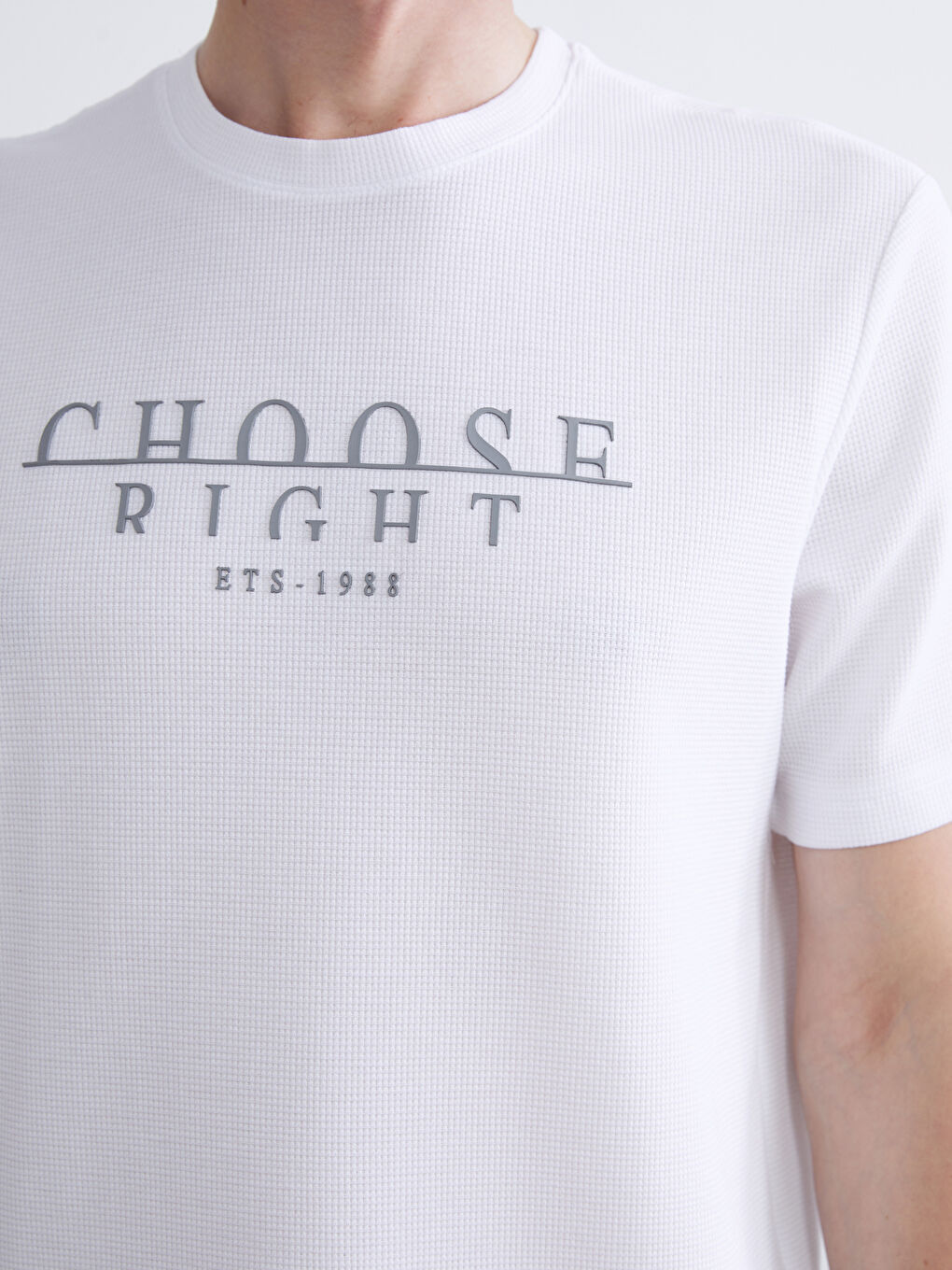 Beyaz Bisiklet Yaka Baskılı Erkek Tişört-3