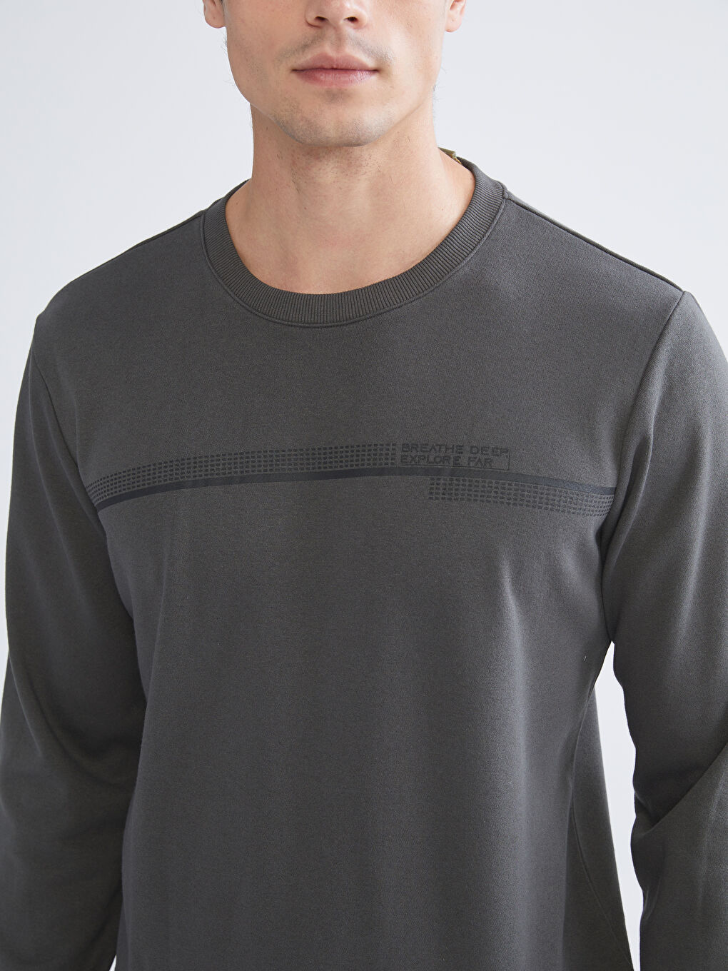 سوییتشێرتی یاخە خڕی نەخشدار-ی پیاوان-2