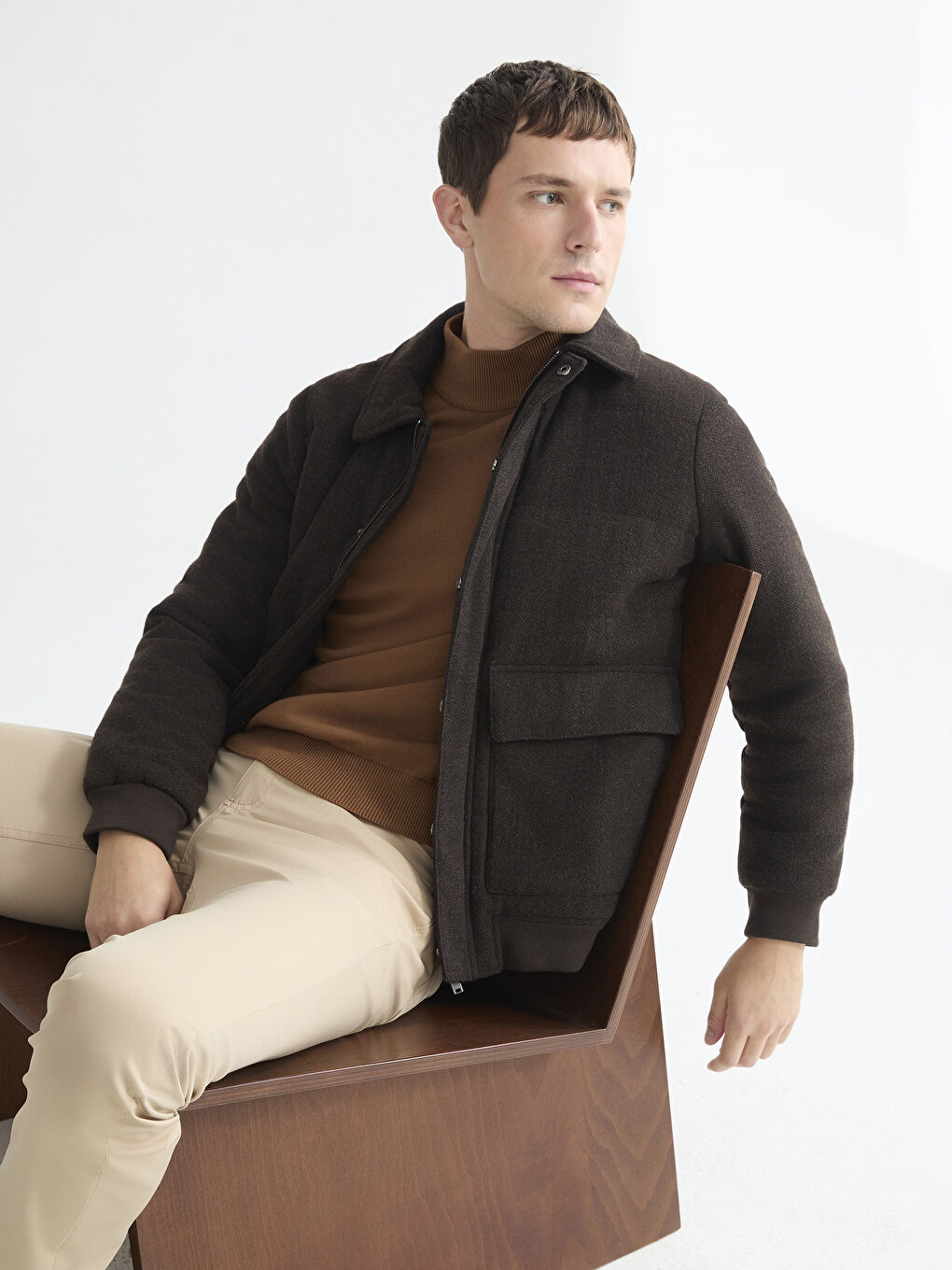 بالطو رجالي بكشمير مع ياقة نوتش بتصميم عصري ومريح.