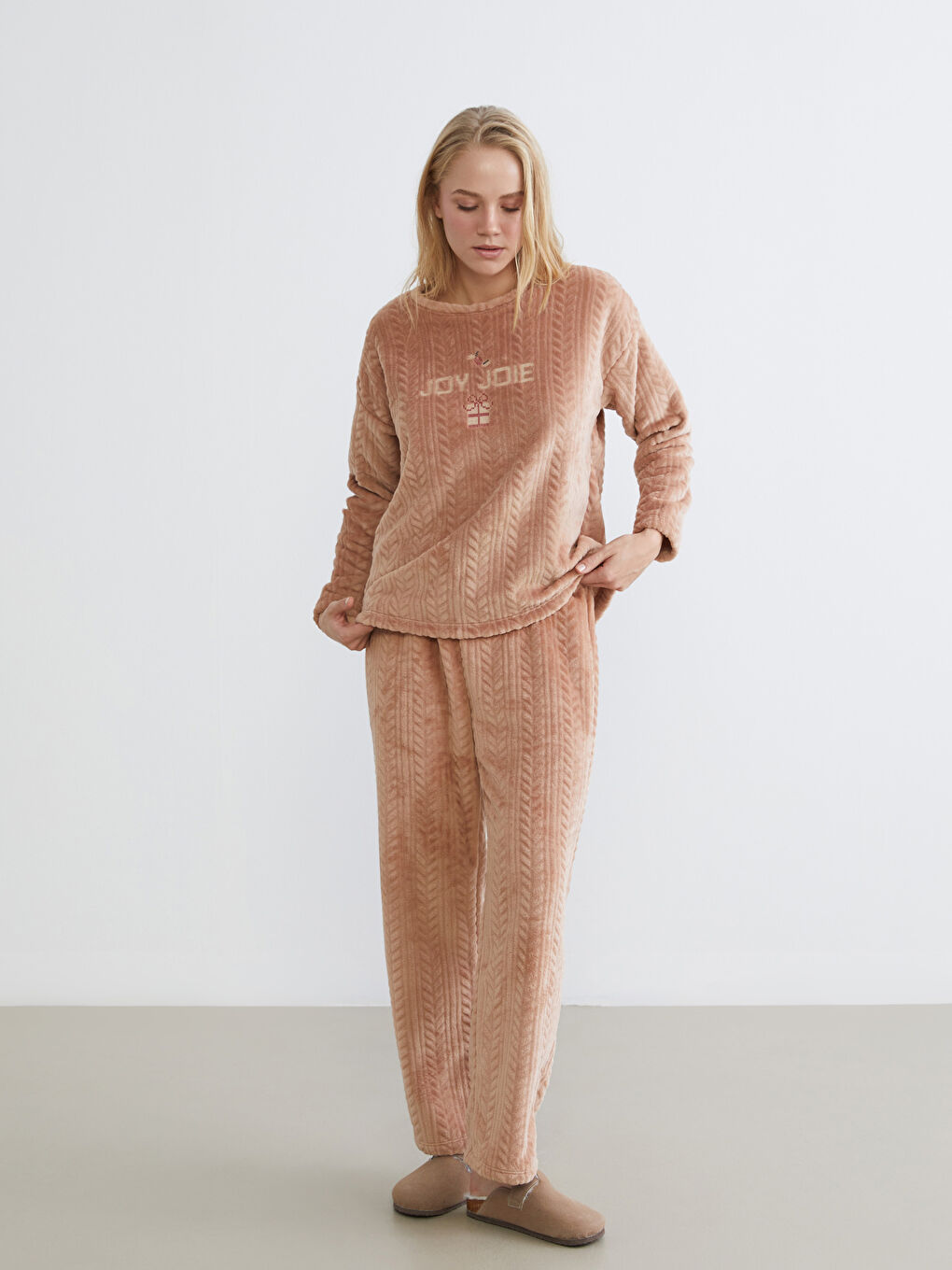 طقم بيجاما قطيفة مطرز برقبة دائرية للسيدات-1