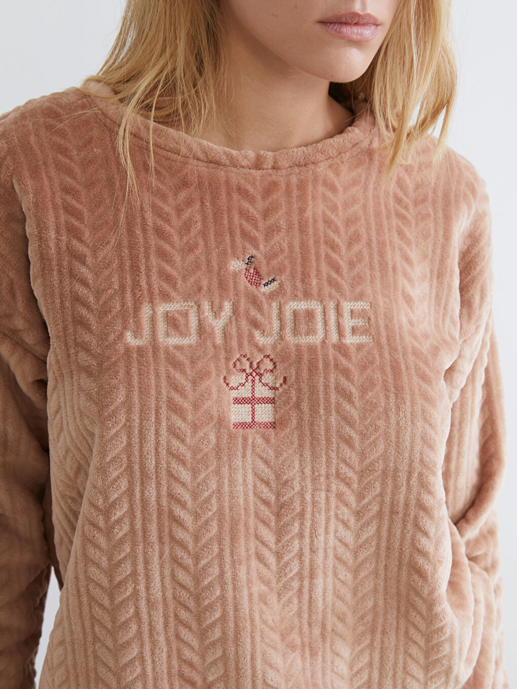 طقم بيجاما قطيفة مطرز برقبة دائرية للسيدات-2