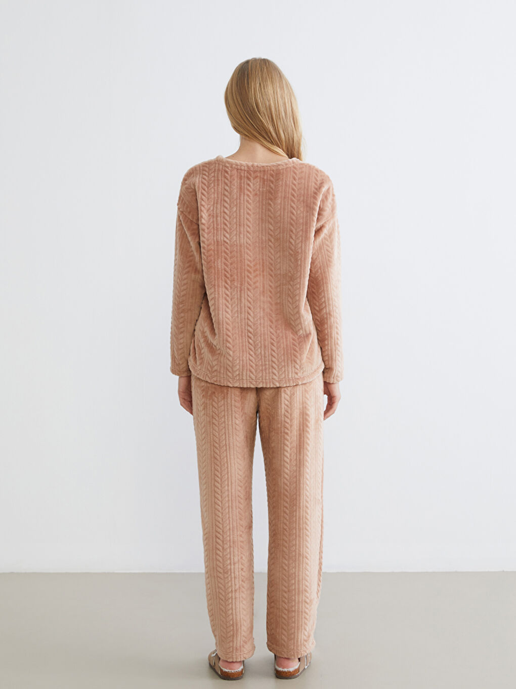 طقم بيجاما قطيفة مطرز برقبة دائرية للسيدات-3