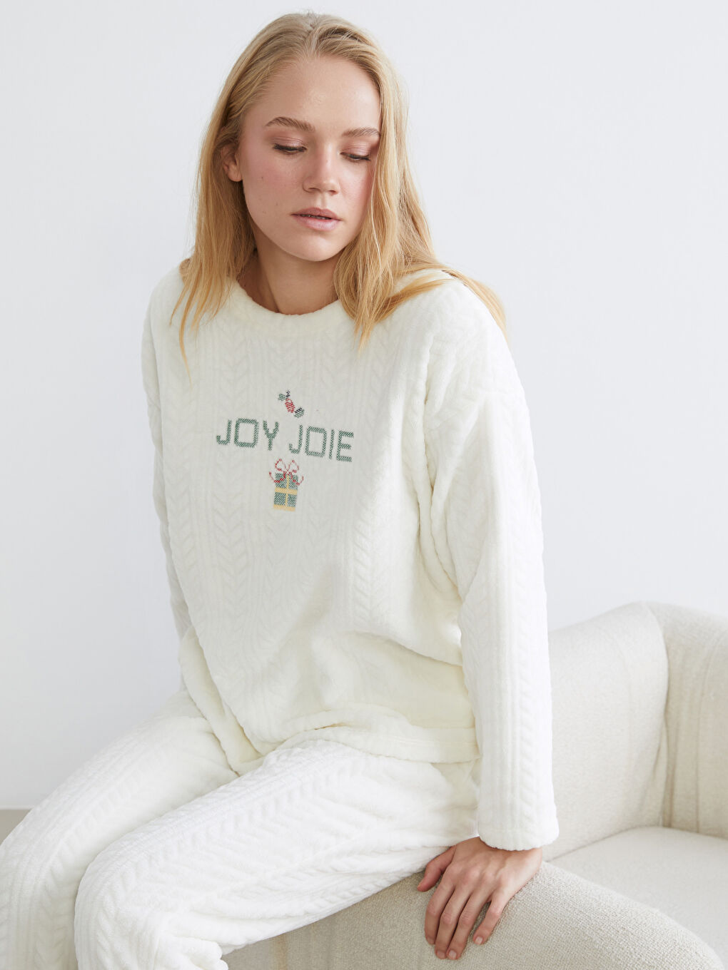 Crew Neck Embroidered Women's Plush Pyjama Set-1