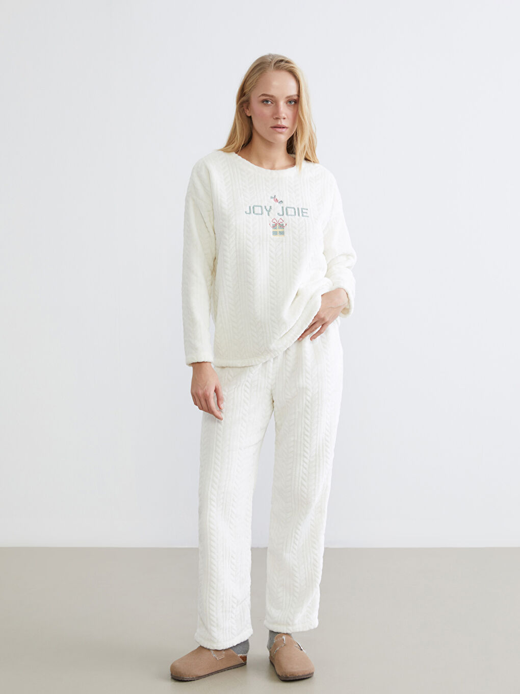 Crew Neck Embroidered Women's Plush Pyjama Set-2