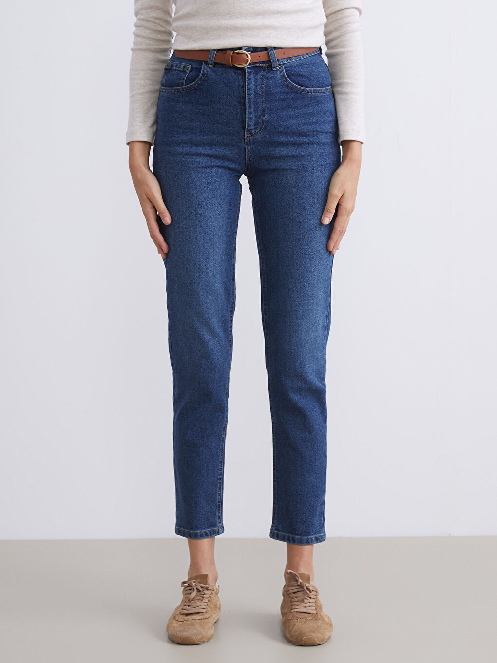 İndigo Beli Kemerli Mom Fit Kadın Jean Pantolon-1