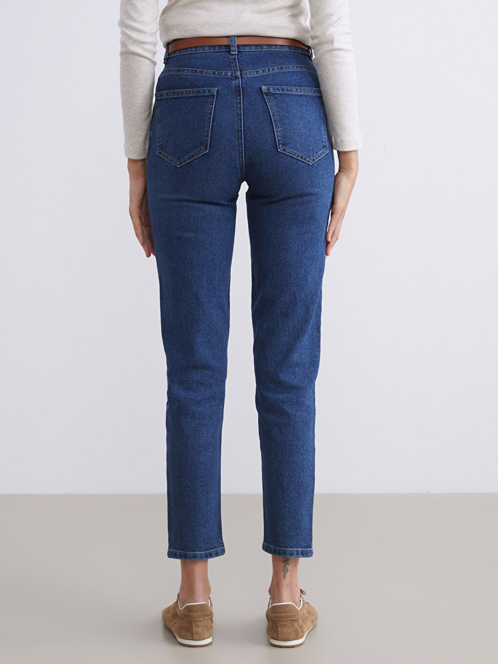 İndigo Beli Kemerli Mom Fit Kadın Jean Pantolon-3