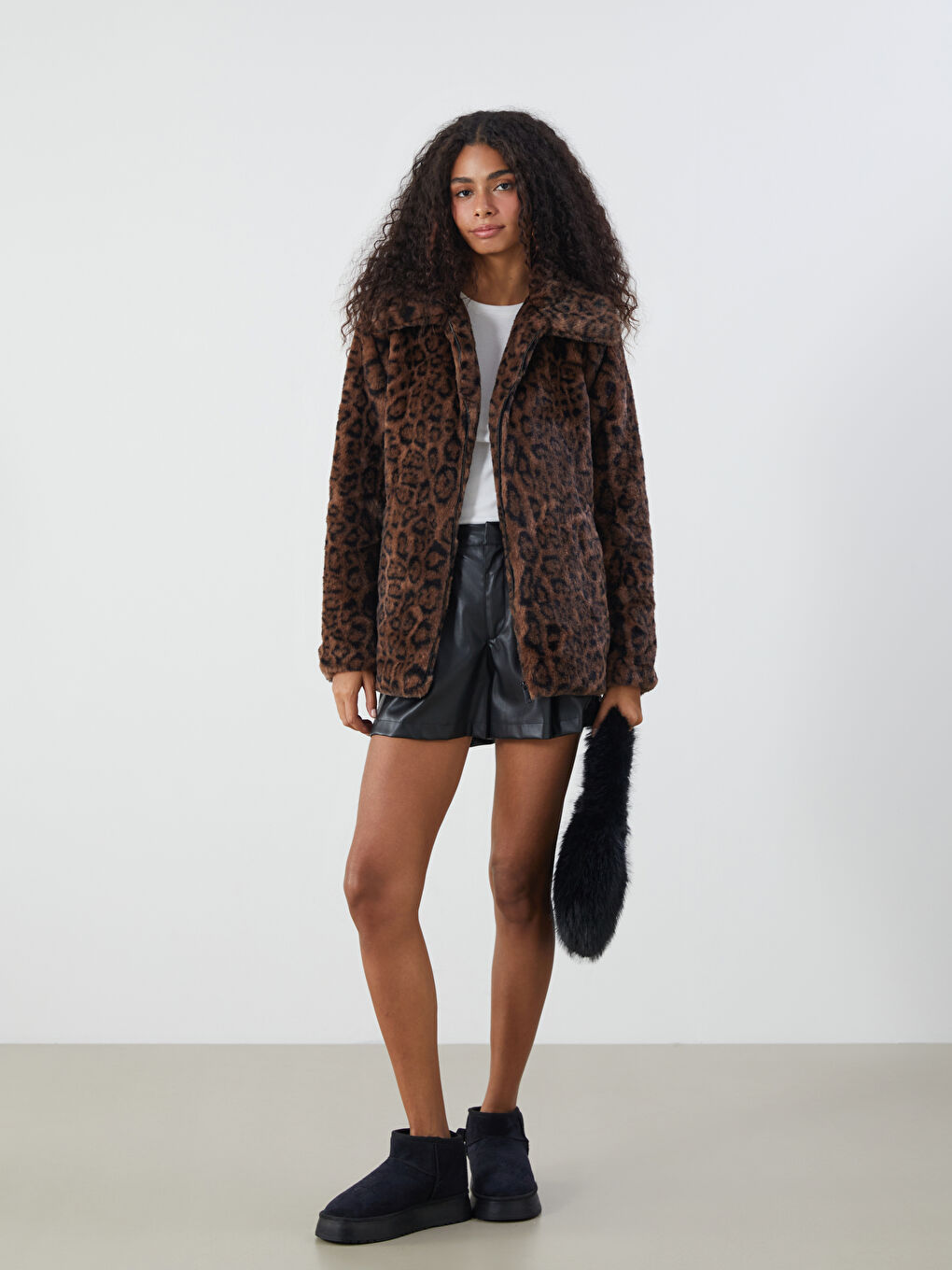 Kahverengi Gömlek Yaka Leopar Desenli Kadın Pelüş Mont-1
