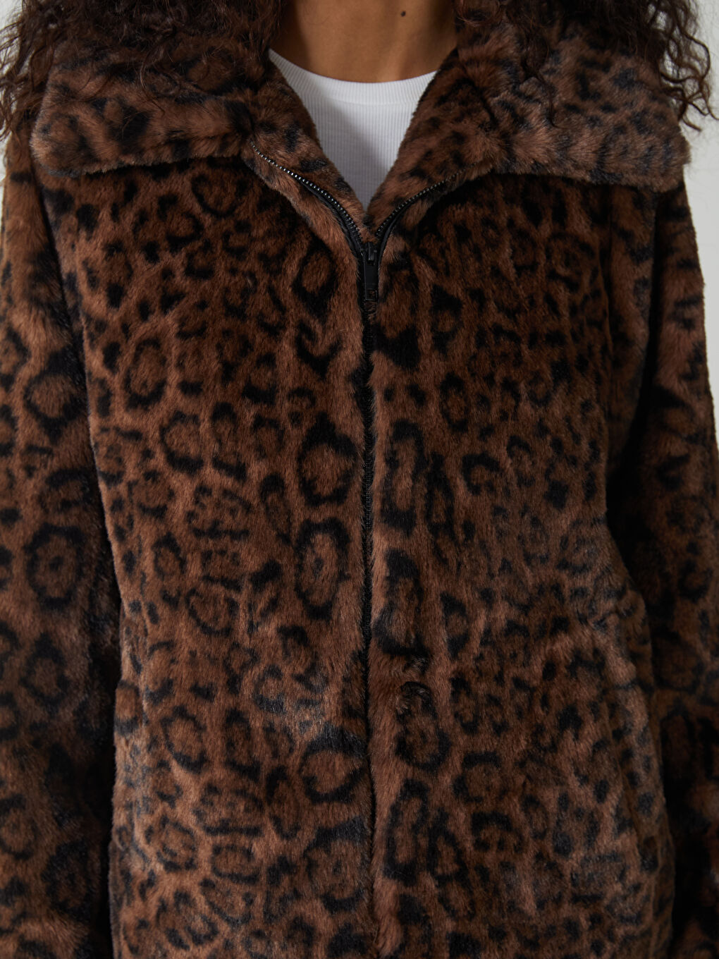 Kahverengi Gömlek Yaka Leopar Desenli Kadın Pelüş Mont-2