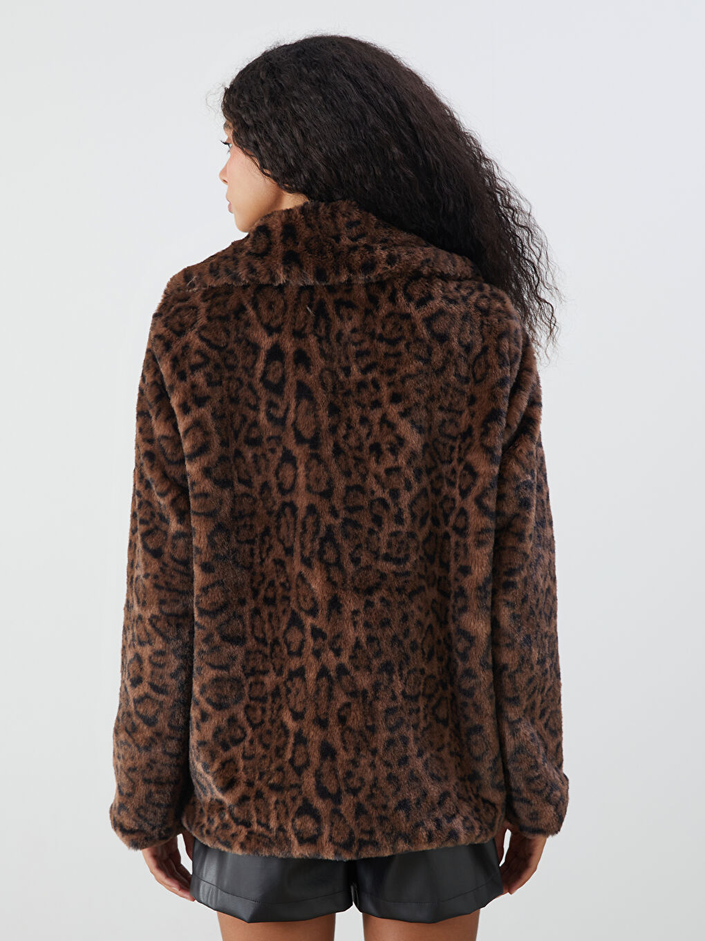 Kahverengi Gömlek Yaka Leopar Desenli Kadın Pelüş Mont-4