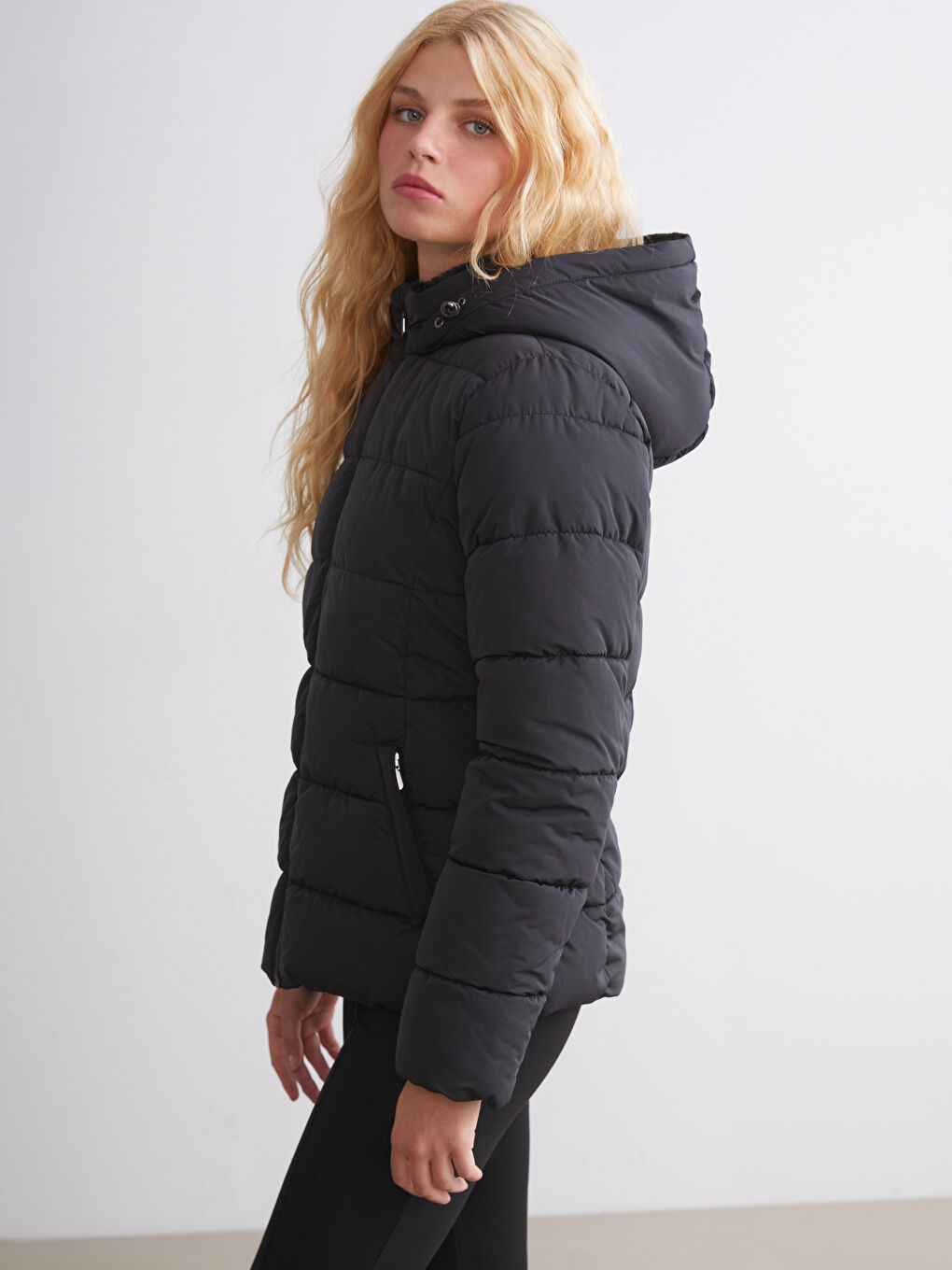 Siyah Kapüşonlu Kadın Şişme Mont