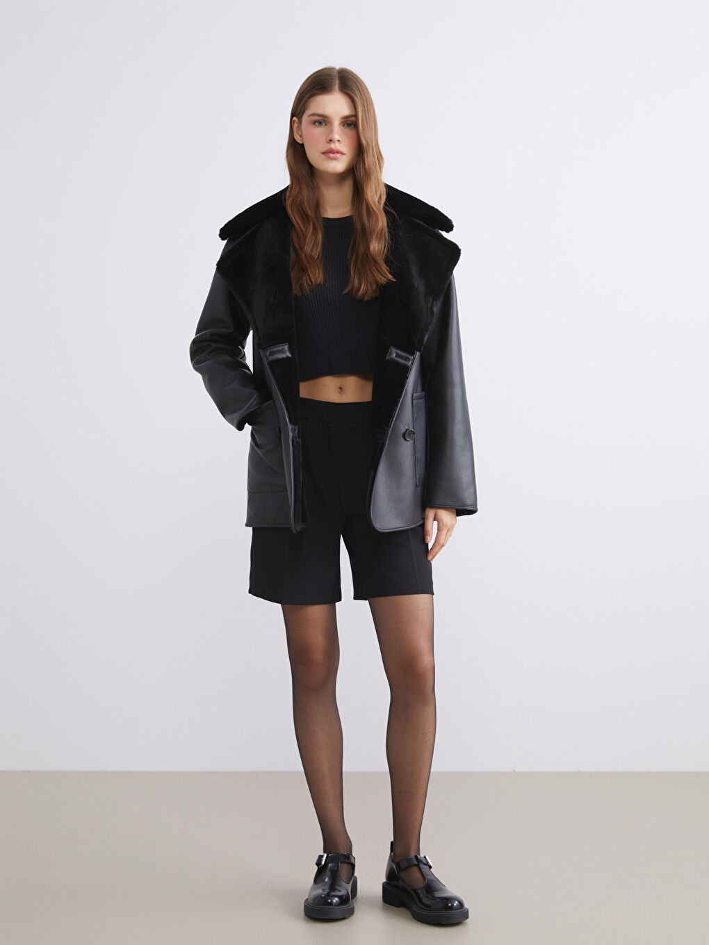 Siyah Kruvaze Yaka Kadın Deri Görünümlü Mont-1