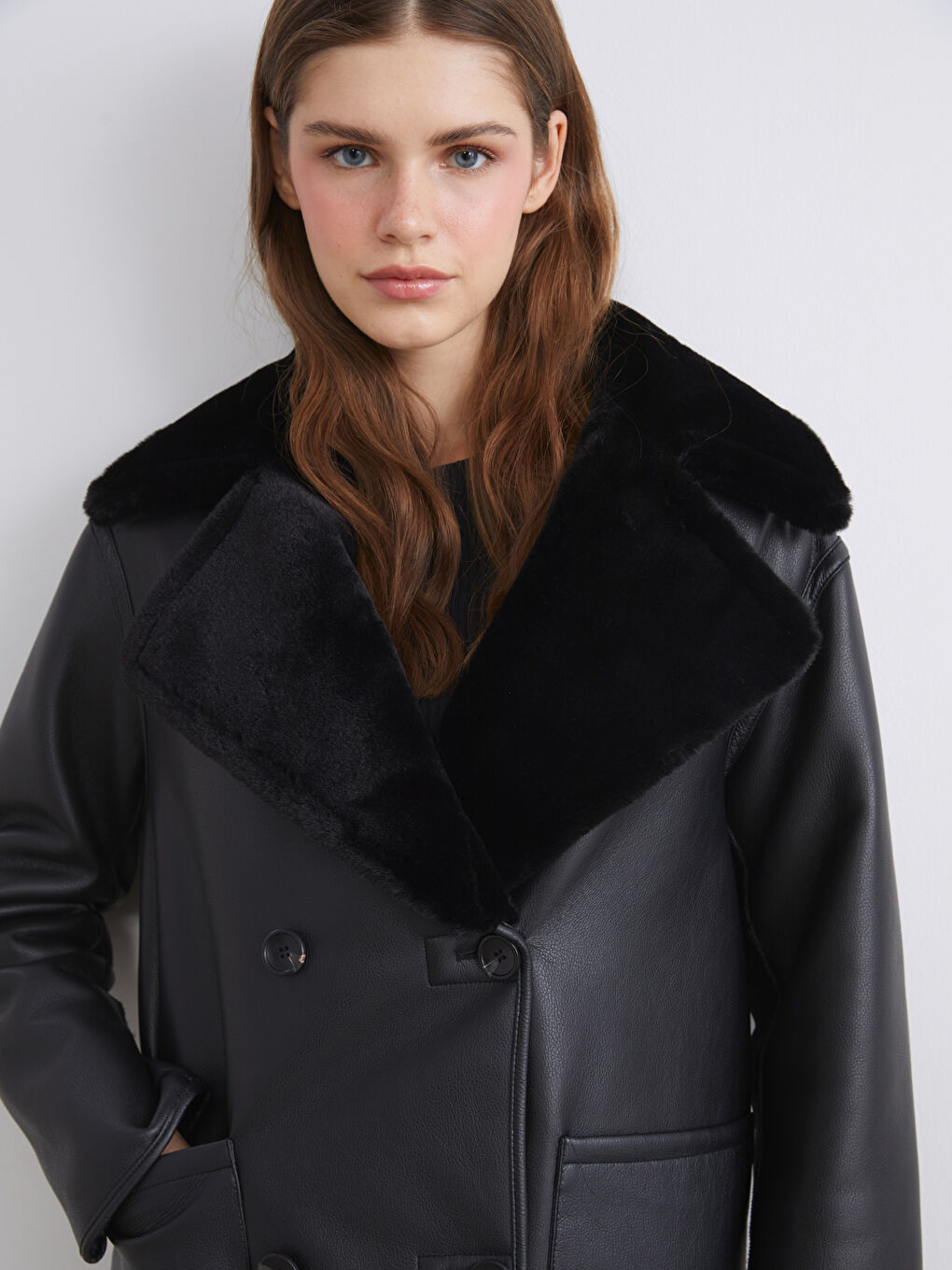 Siyah Kruvaze Yaka Kadın Deri Görünümlü Mont-2