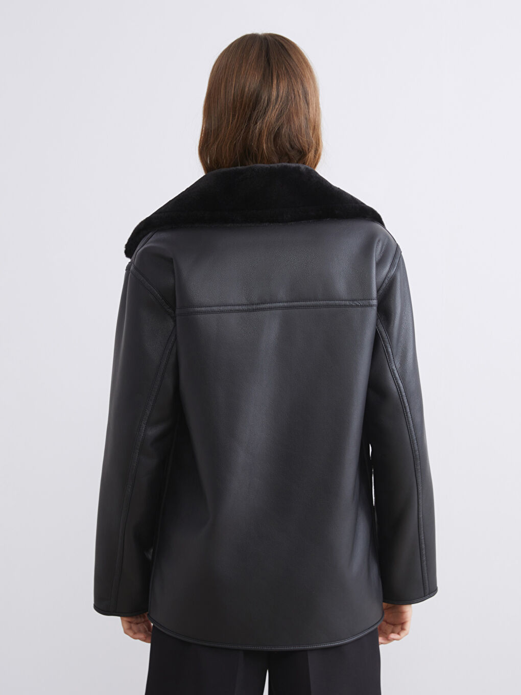 Siyah Kruvaze Yaka Kadın Deri Görünümlü Mont-4