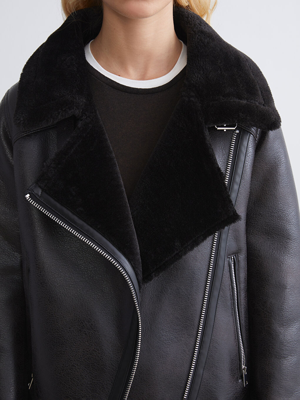 Siyah Pelüş Biker Yaka Kadın Deri Görünümlü Mont-2