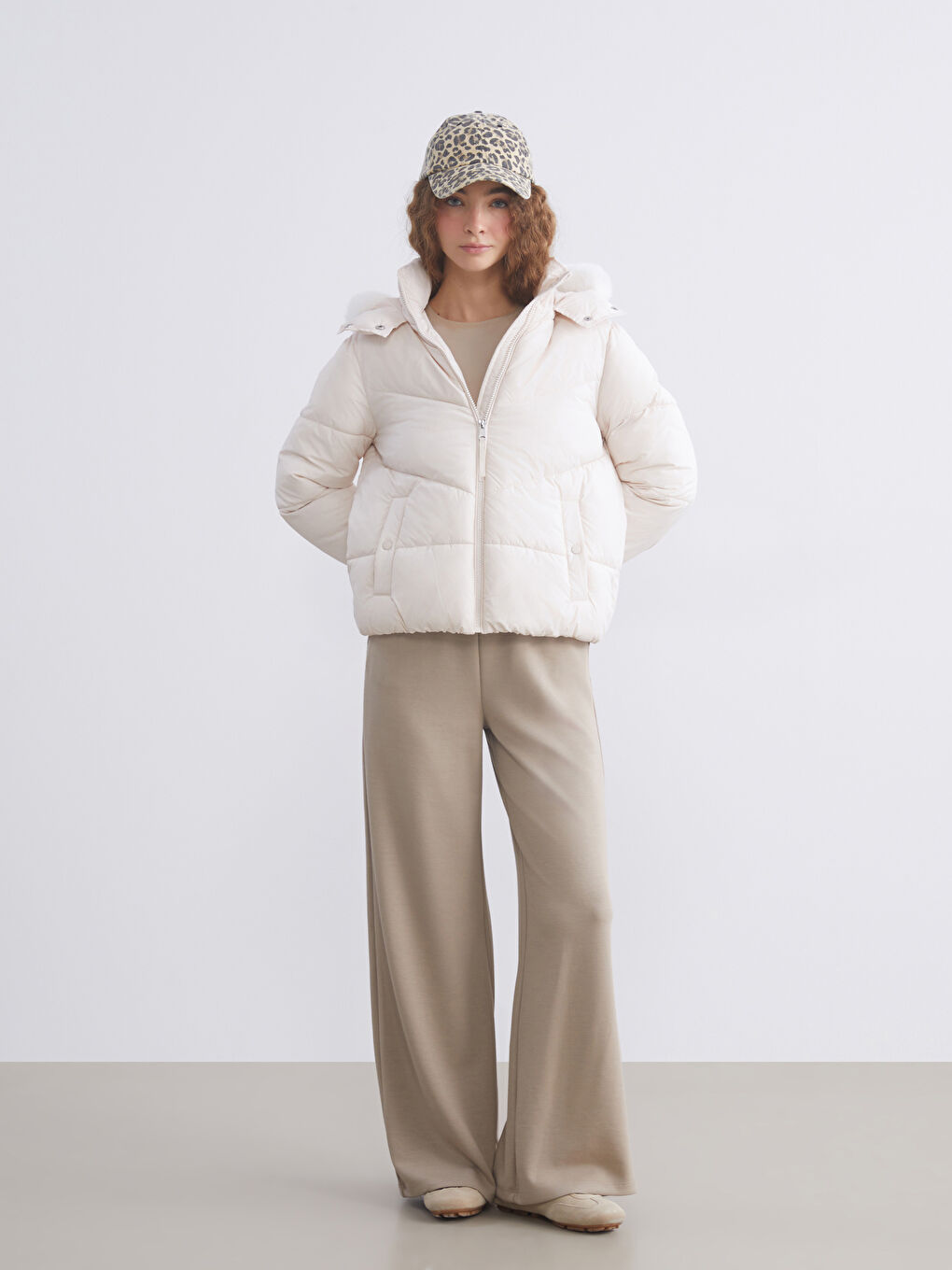 Bej Kürk Kapüşonlu Kadın Şişme Mont-1