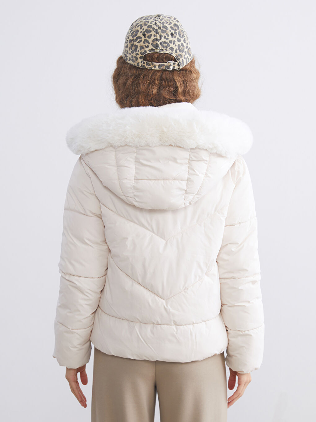 Bej Kürk Kapüşonlu Kadın Şişme Mont-4