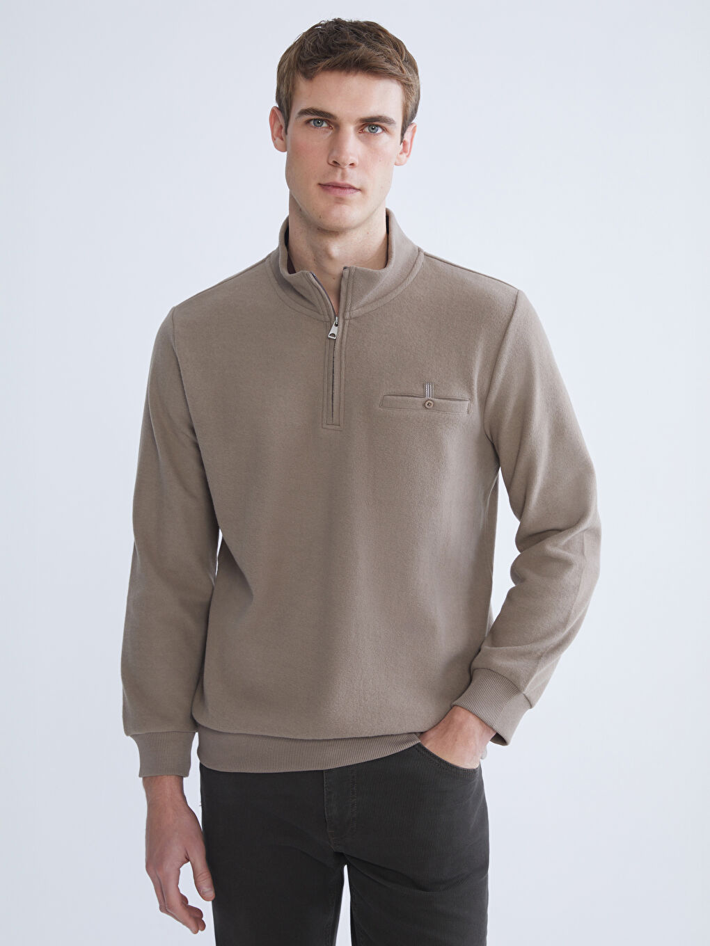 سویتشێرتی پیاوان بە یەخەی مل بەرز و زیپدار