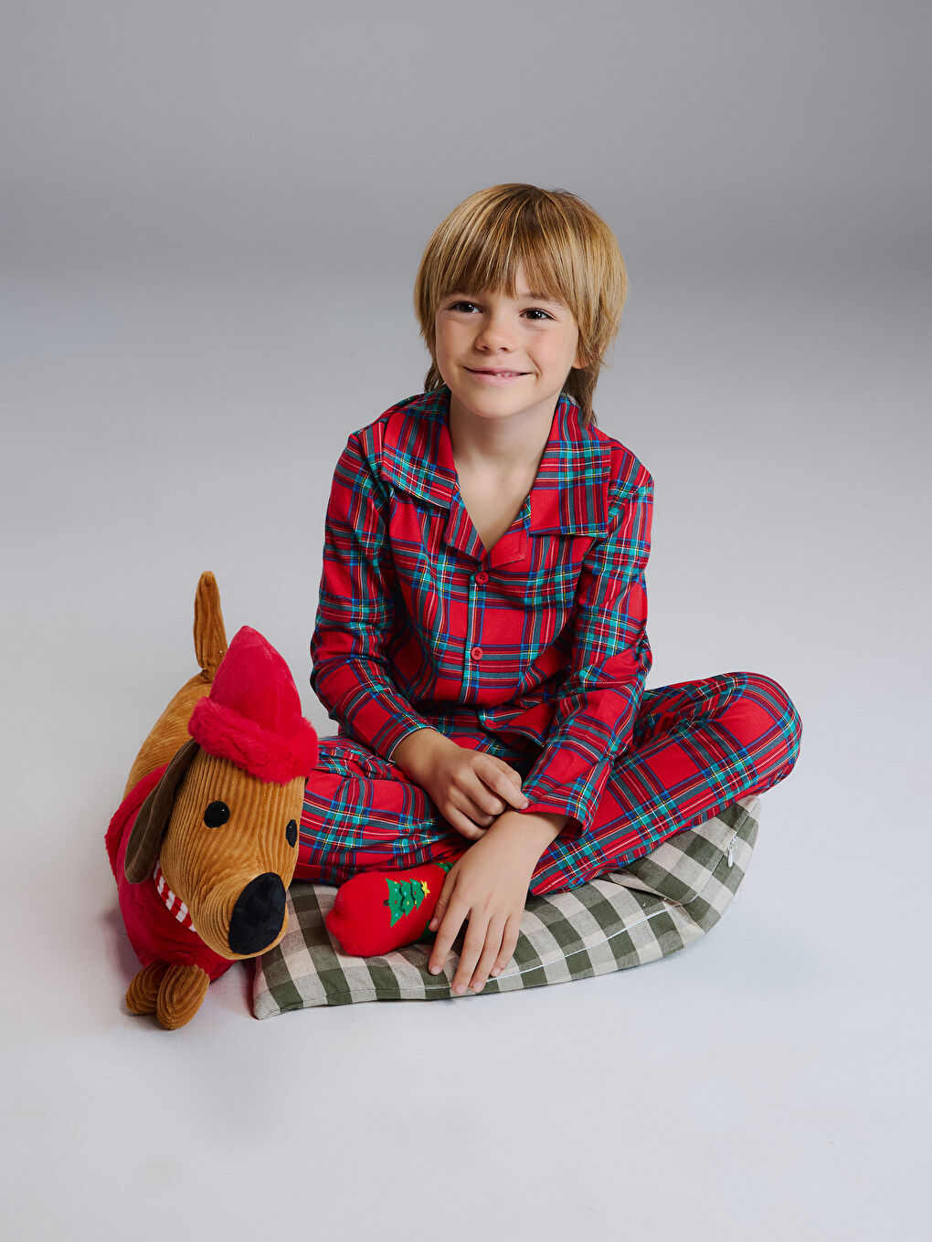 Піжамний комплект для хлопчиків з відкладним коміром у шотландку-1
