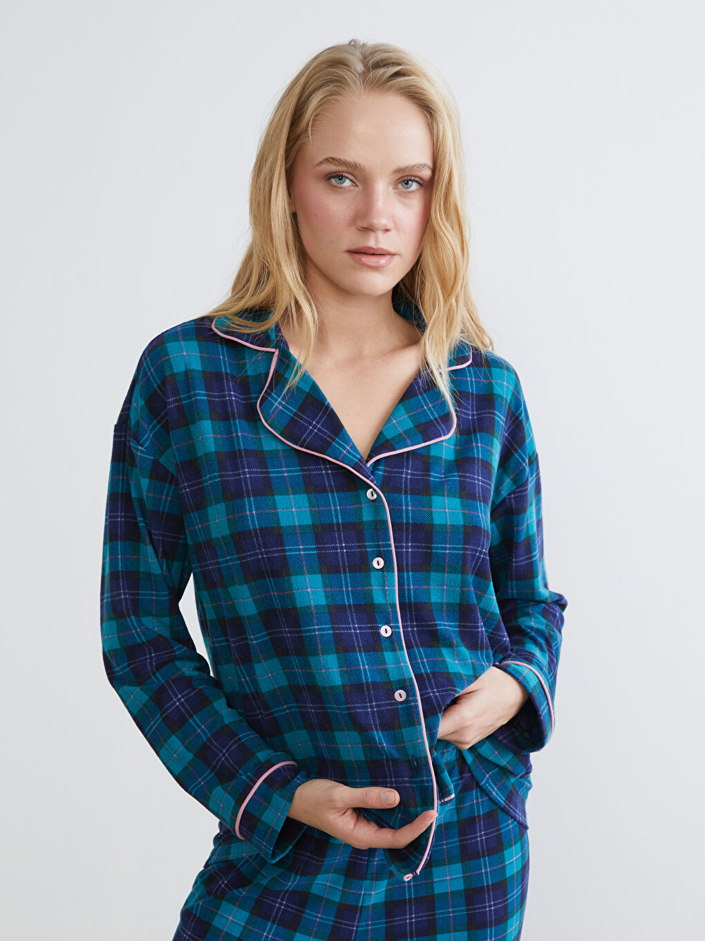 طقم بيجاما نساء بكارو بياقة بلي كول-1