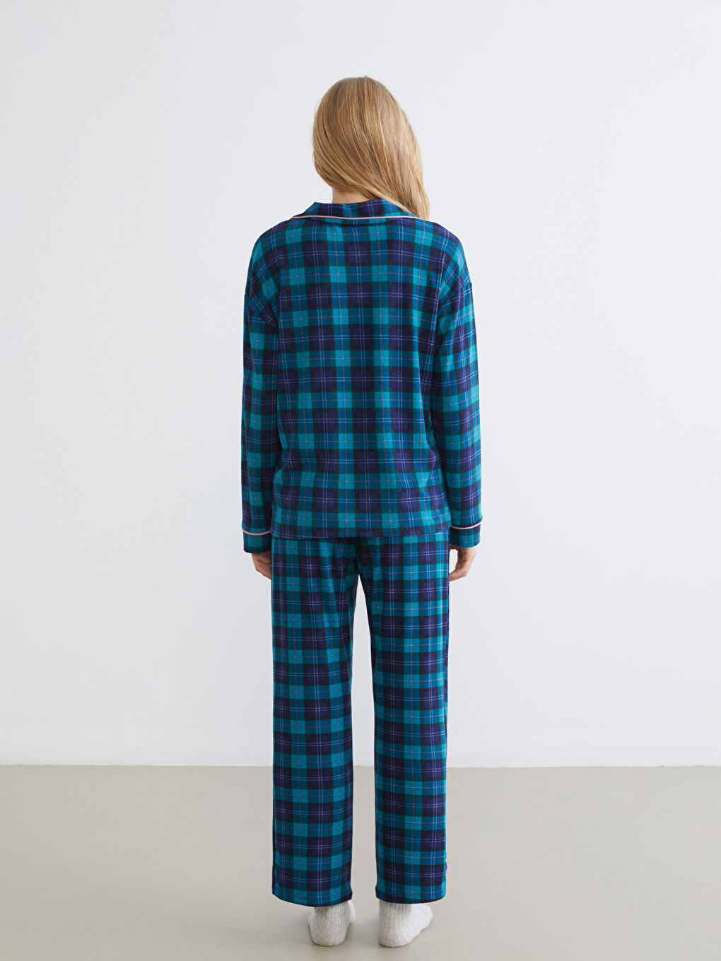 طقم بيجاما نساء بكارو بياقة بلي كول-3