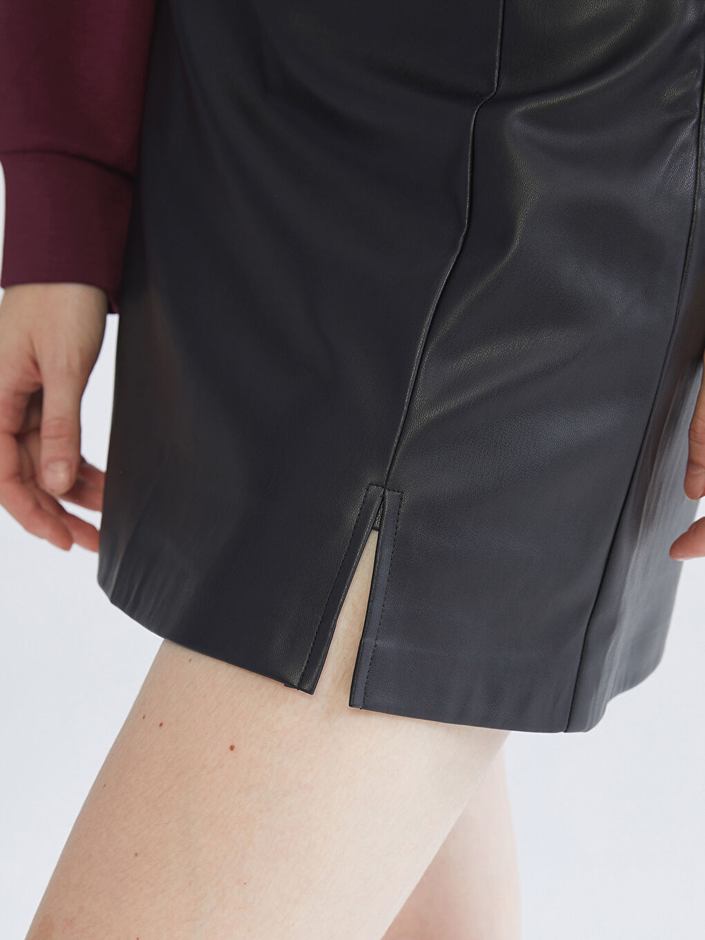 Siyah Dar Fit Yırtmaçlı Deri Görünümlü Etek-2