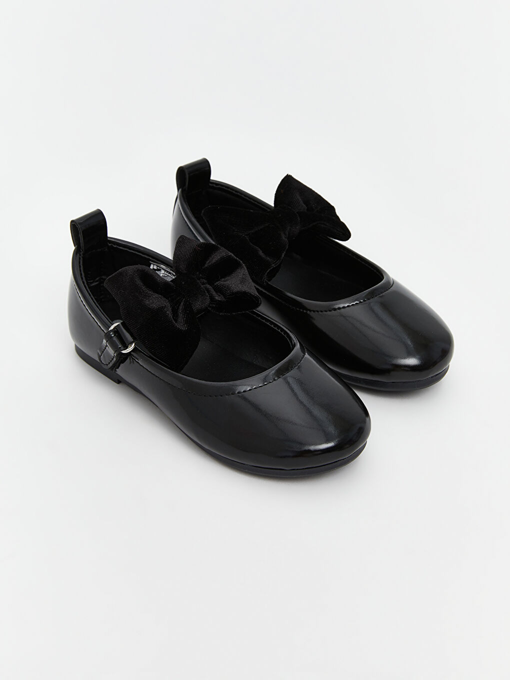 Siyah Deri Görünümlü Kız Bebek Babet