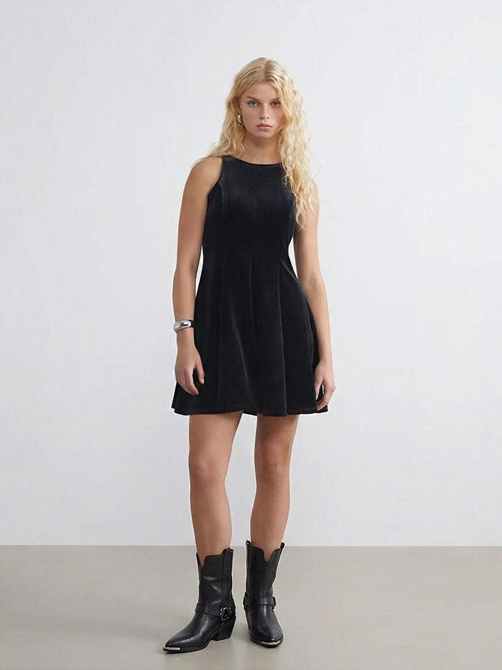 Siyah Halter Yaka A Kesim Kadife Mini Elbise