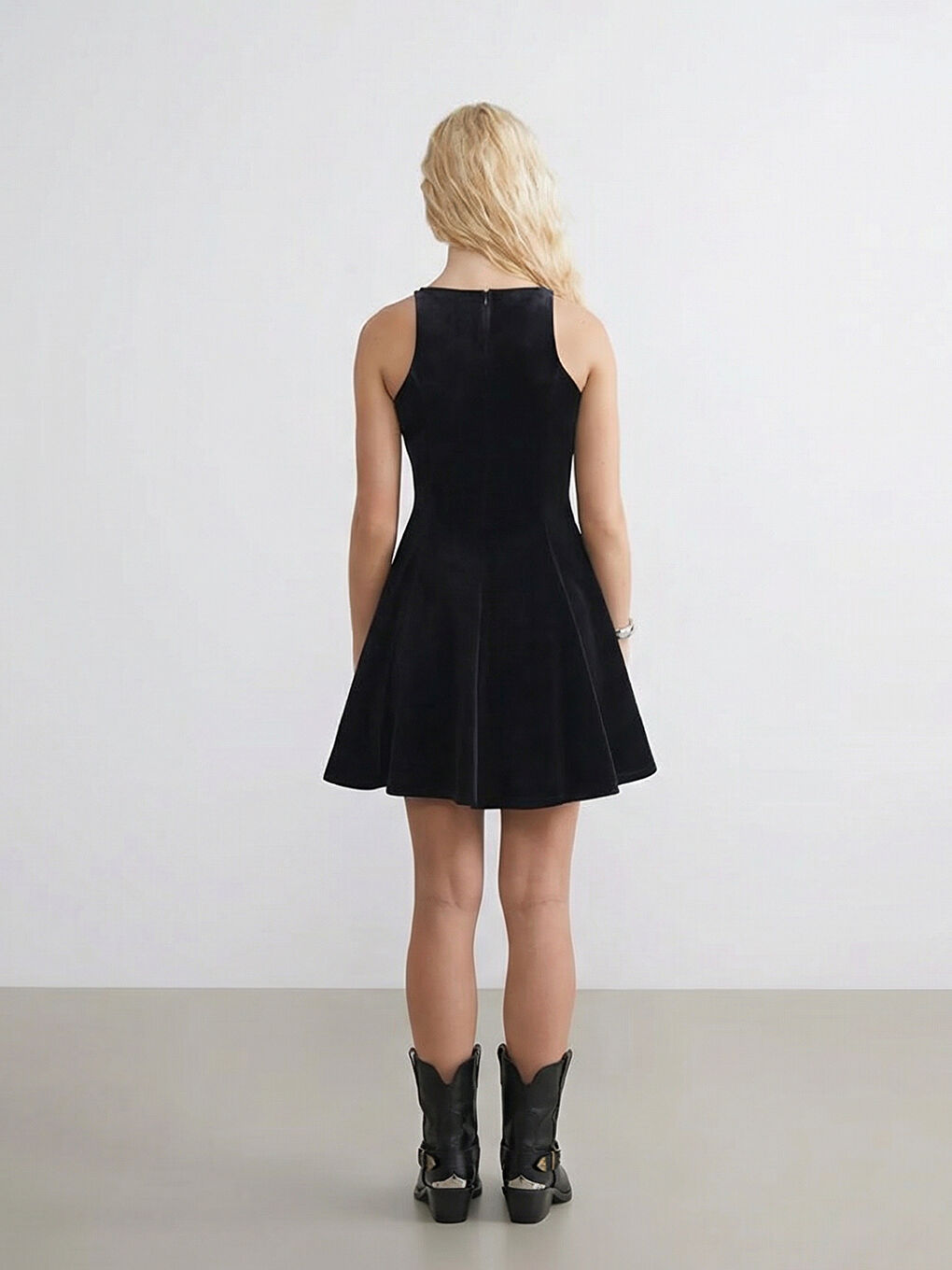Siyah Halter Yaka A Kesim Kadife Mini Elbise-1