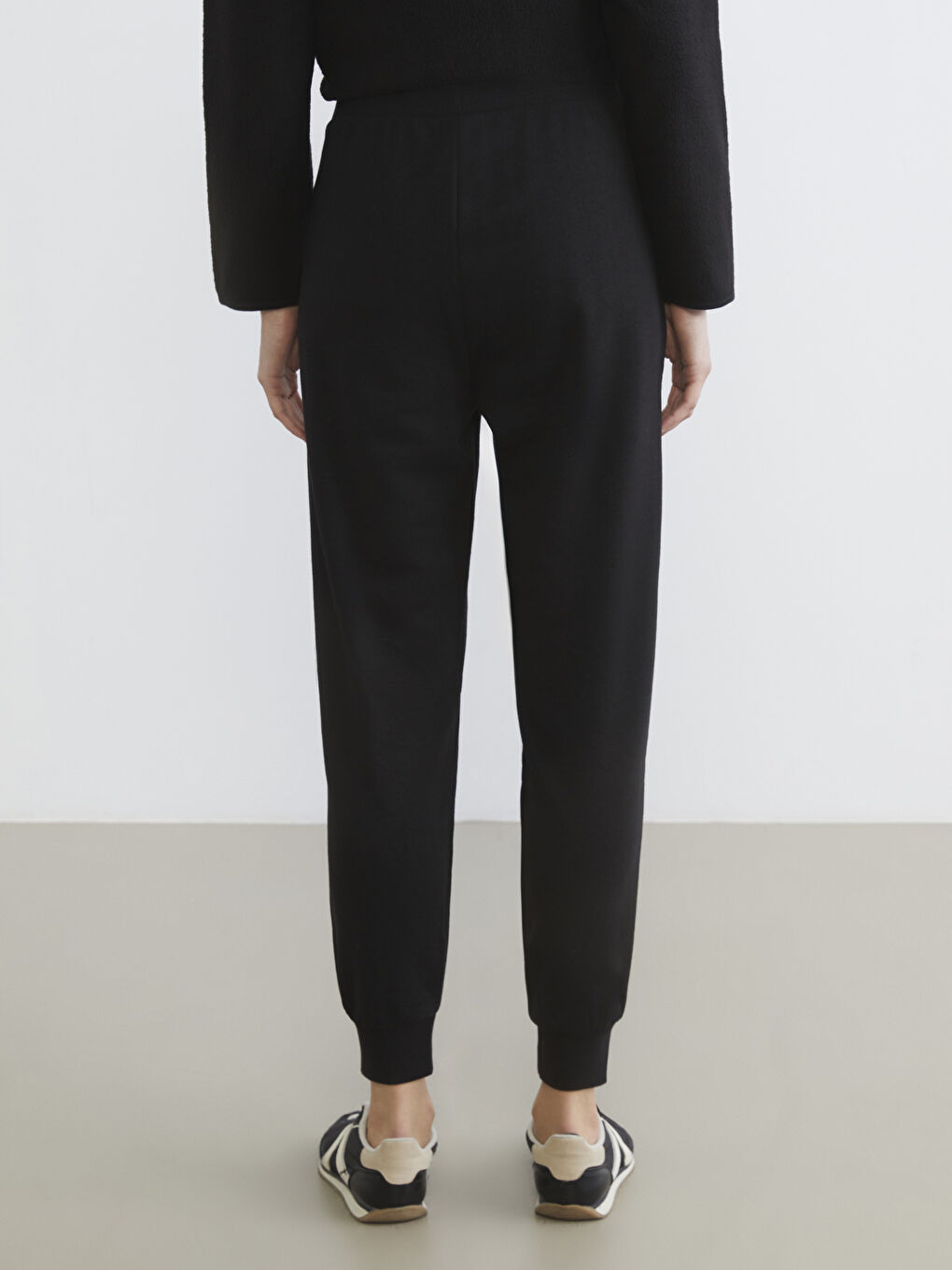 بنطال رياضي رياضي أسود امرأة-3