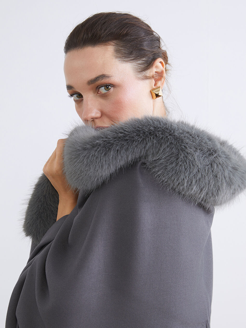 Gri Püsküllü Kadın Şal